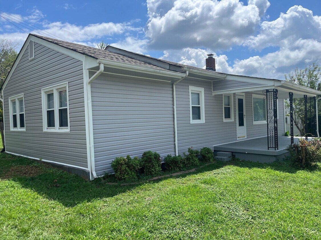 Foto principal - Remodeled three bedroom two bath cottage w...