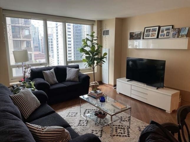 Foto del edificio - 33 W Ontario St