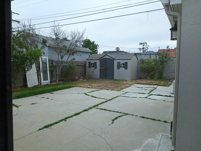 Building Photo - 5414 S Victoria Ave