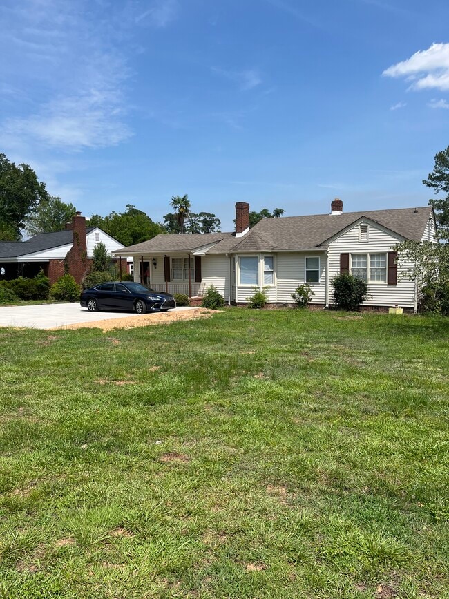 Building Photo - 208 E Vineland Rd
