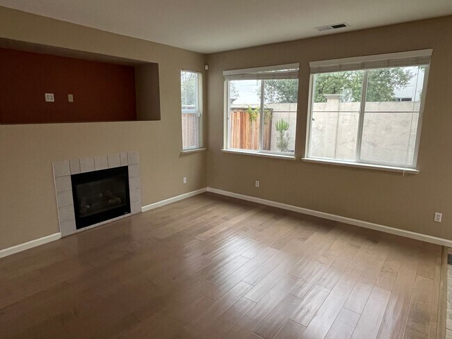 Building Photo - Beautiful 3-Bedroom Home in Lower Green Va...