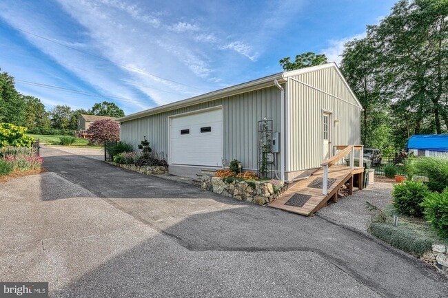 Building Photo - 366 Lake Meade Dr