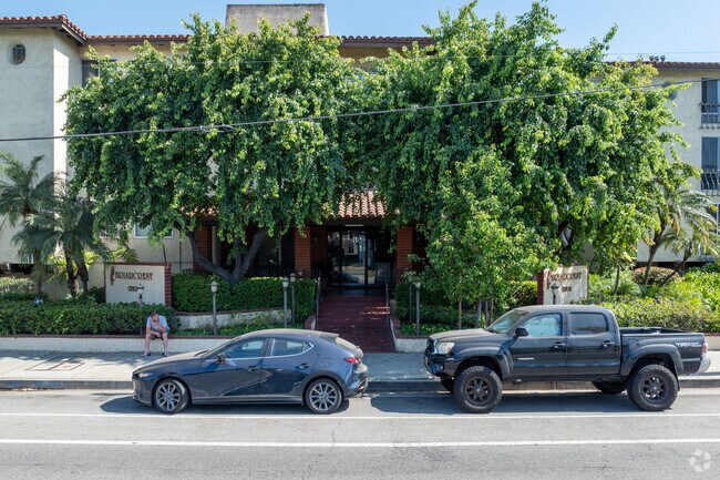 Entrance - Briarcrest Condominiums