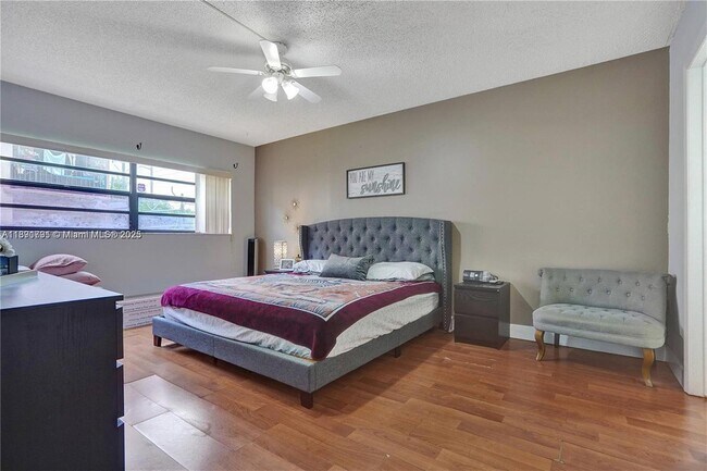 Foto del edificio - 1490 W 42nd Pl