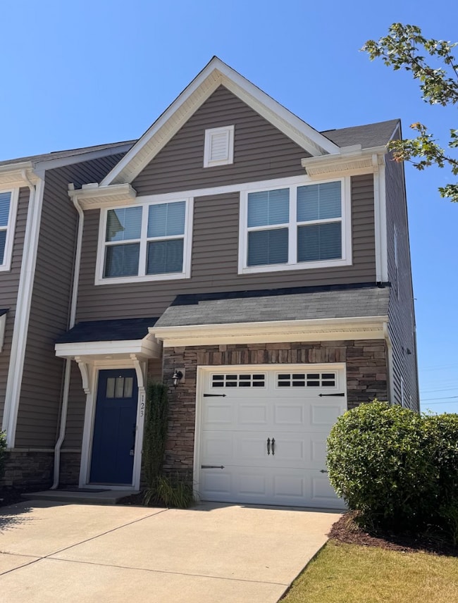 Building Photo - 123 Roundtree Dr