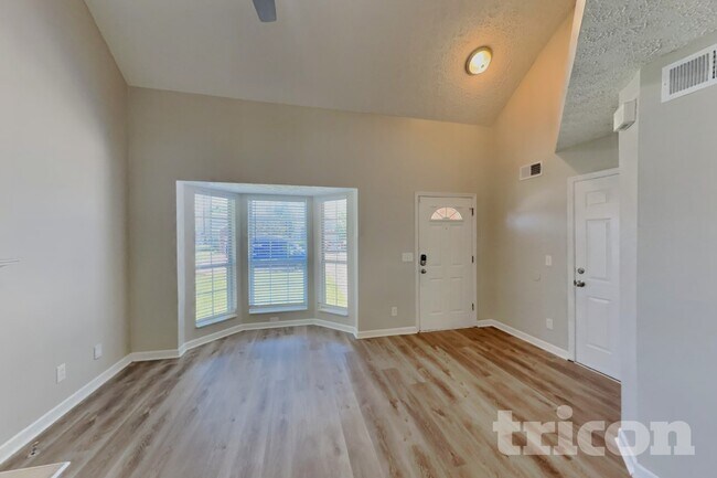 Building Photo - 2773 Riverbend Dr