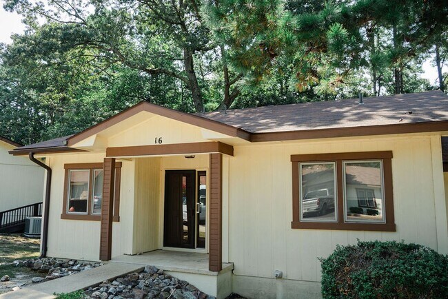 Foto del edificio - This darling 2 bedroom, 1.5 bath townhome is perfect for low maintenance, one level living! With ...