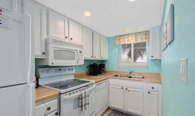 Building Photo - This charming, spacious ground-level unit 2bedr 2bath
