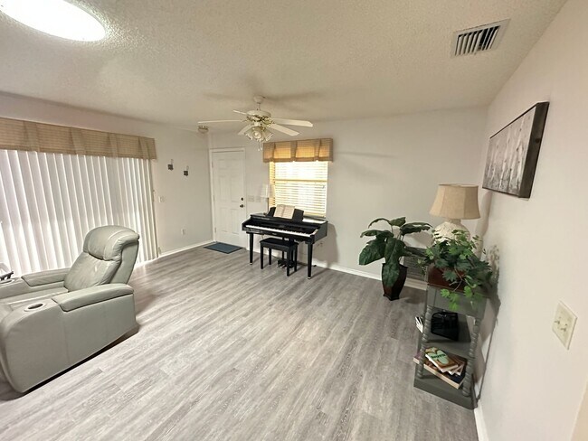 Building Photo - 2 bedroom 2 bath Patio Villa