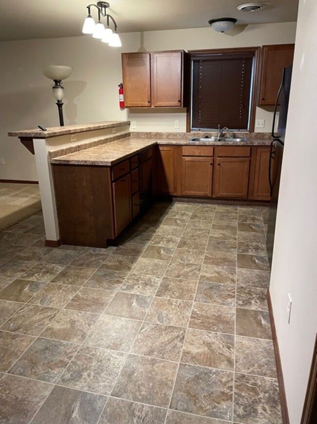 Building Photo - 2 Bedroom, 2 Bathroom Lower Available