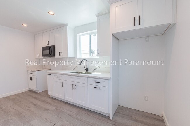 Building Photo - 410 E Colden Ave