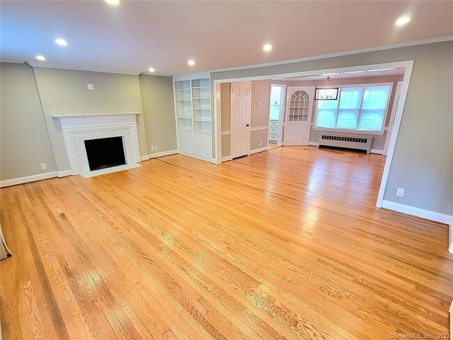 Building Photo - 7 Greensview Dr