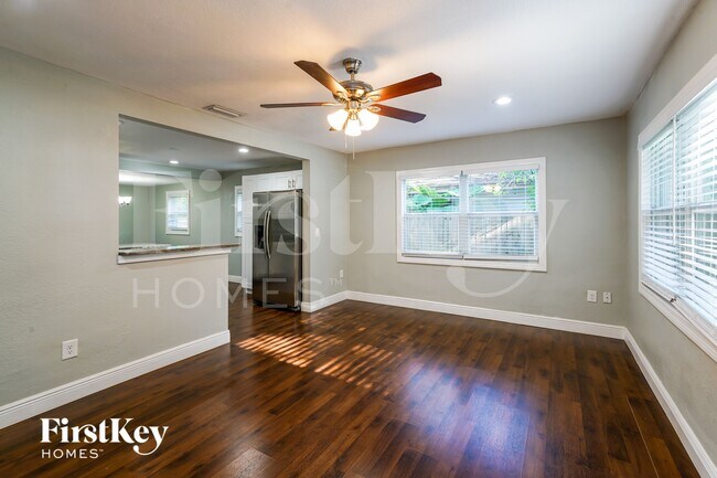 Foto del edificio - 6809 N Sterling Ave