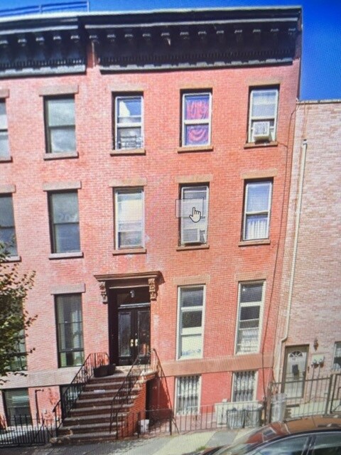 Primary Photo - 395 Putnam Ave
