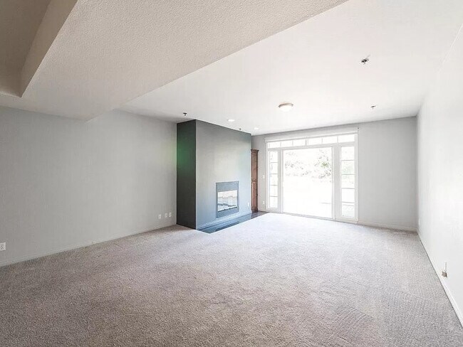 Foto del edificio - 2222 N Beachwood Dr