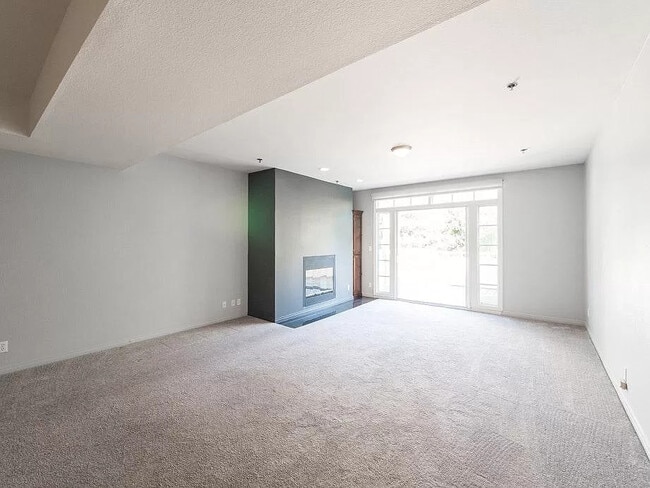 Building Photo - 2222 N Beachwood Dr