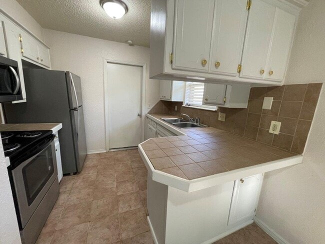 Building Photo - Military Discount available! Updated 3 bed 2 bath, 2 car, fenced yard!