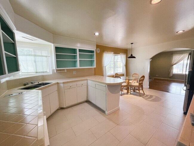 Building Photo - Single family rancher with 3 beds and 2 baths