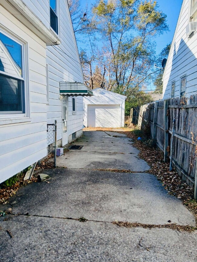 Foto del edificio - 21465 Syracuse Ave