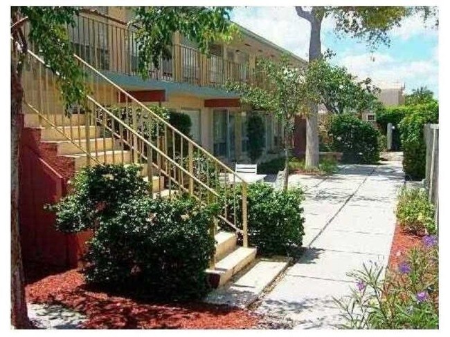 Building Photo - 2716 NE 30th Pl