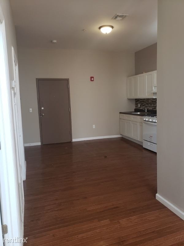Building Photo - 1 br, 1 bath Apartment - 194 21st Ave