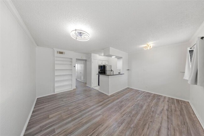 Foto del edificio - 2401 Manor Rd