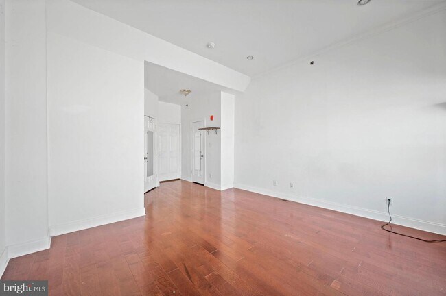 Building Photo - 5-7 W Girard Ave
