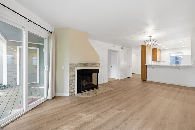 Foto del edificio - Meticulously Maintained 1 Bedroom Condo in a Wonderful Neighborhood in Orange