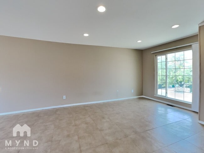 Building Photo - 347 Leona Dr