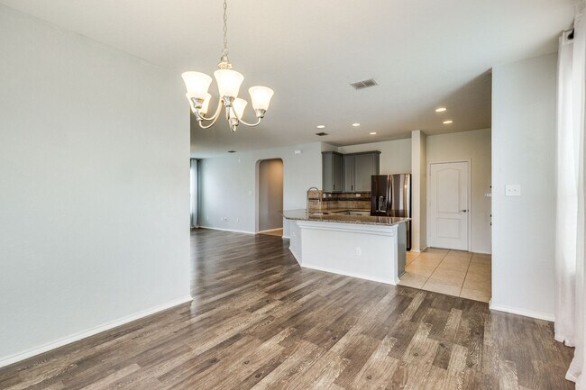 Building Photo - 3 Bedroom/2 Bath Falcon Landing Subdivision