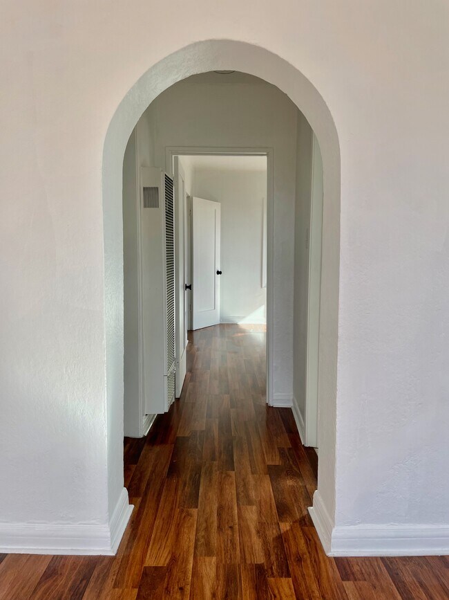 Pasillo - 1306 Montana St