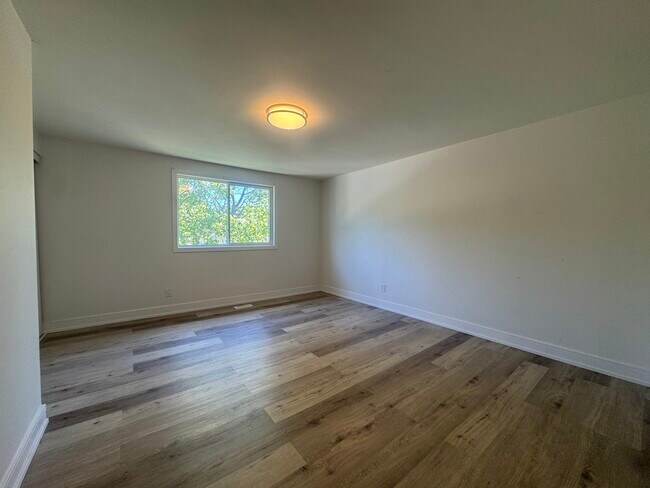 Building Photo - Freshly Renovated 2 Bed 1 Bath Townhome in...