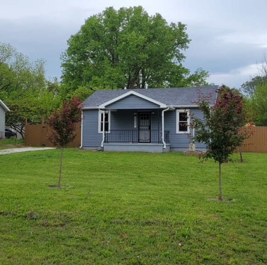 Building Photo - NEWLY REMODLED WITH CHARACTER!
