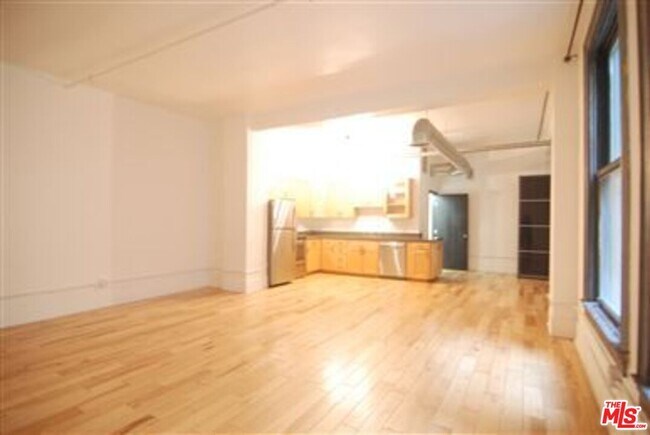 Foto del edificio - 108 W 2nd St