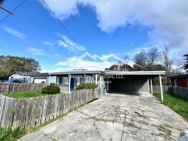 Building Photo - Dog Friendly Bandon Home: 3 bdrm / 1 ba