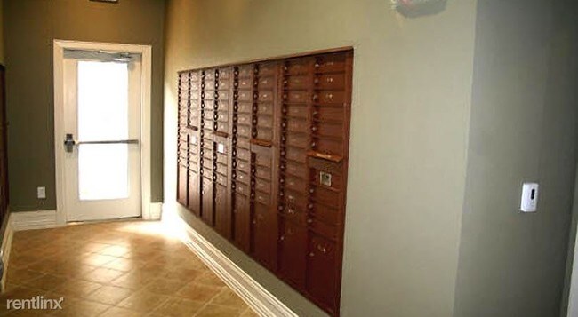 Building Photo - 1 br, 1 bath  - 1423 W Parkwood Ave # 6395