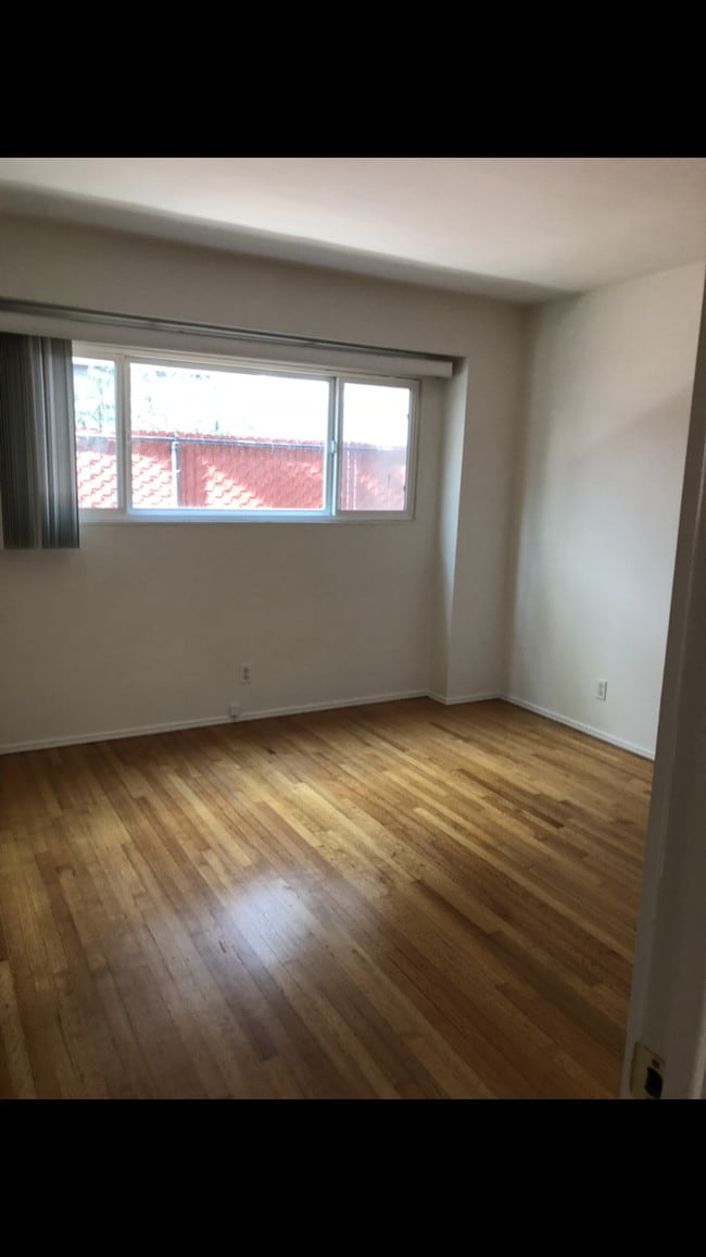 Building Photo - 823 5th St