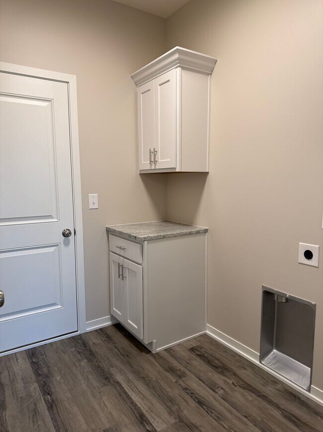 Building Photo - 3 bed/3bath ranch townhome in North Lincoln