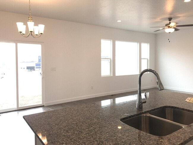 Building Photo - Spacious 4 BR Home with POOL and Clubhouse...