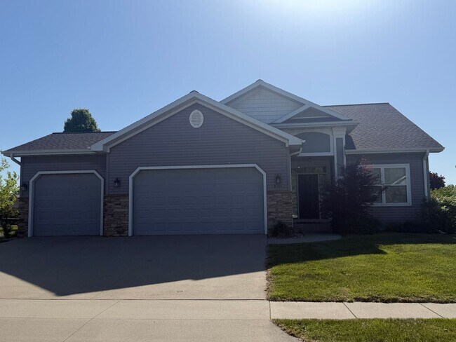 Foto del edificio - Beautiful Single Family Home - Attached 3 Car Garage with Fenced-In Backyard
