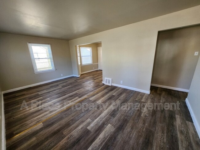 Building Photo - 1938 Larch Dr