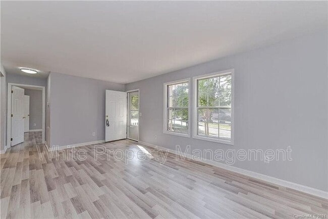 Building Photo - 4928 Lailwood Cir