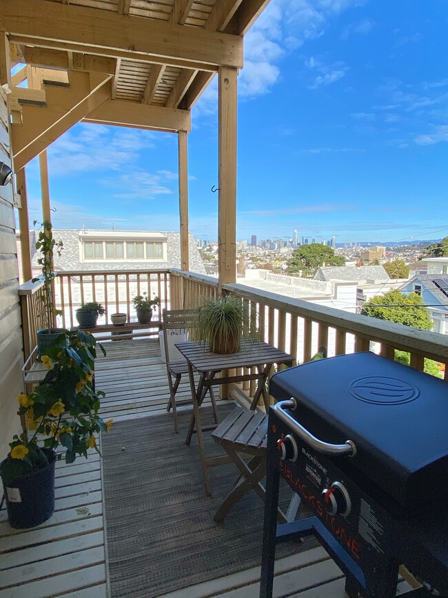 PRIVATE 18' DECK WITH VIEWS! - 156 Randall St