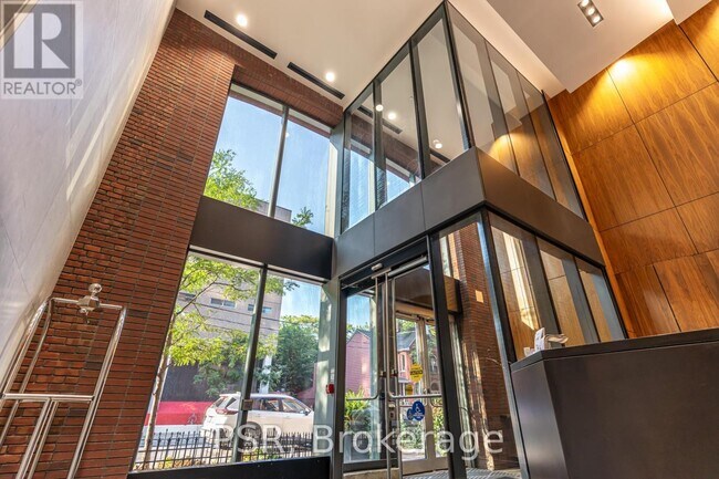 Photo du bâtiment - 501-1501 Adelaide St W