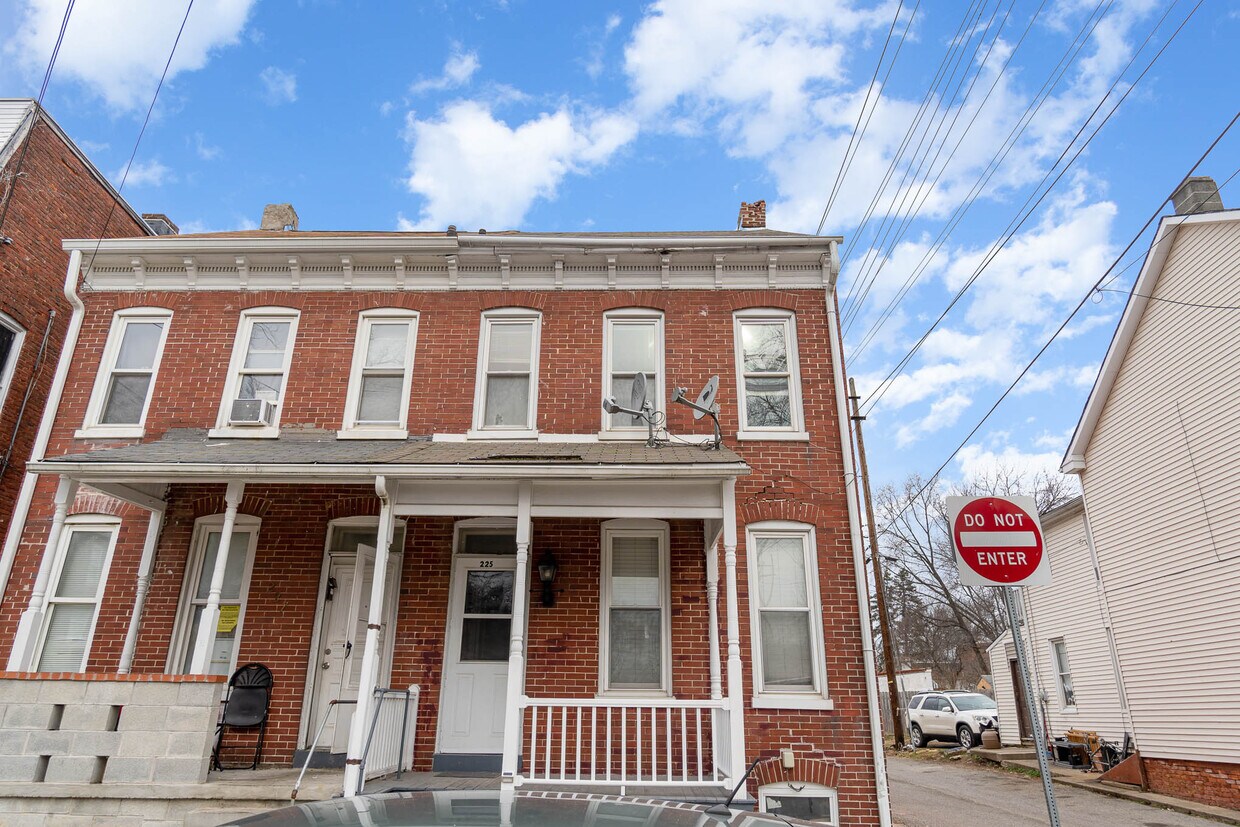 Primary Photo - 225 Front St