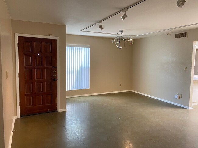 Foto del edificio - Great find in a central location