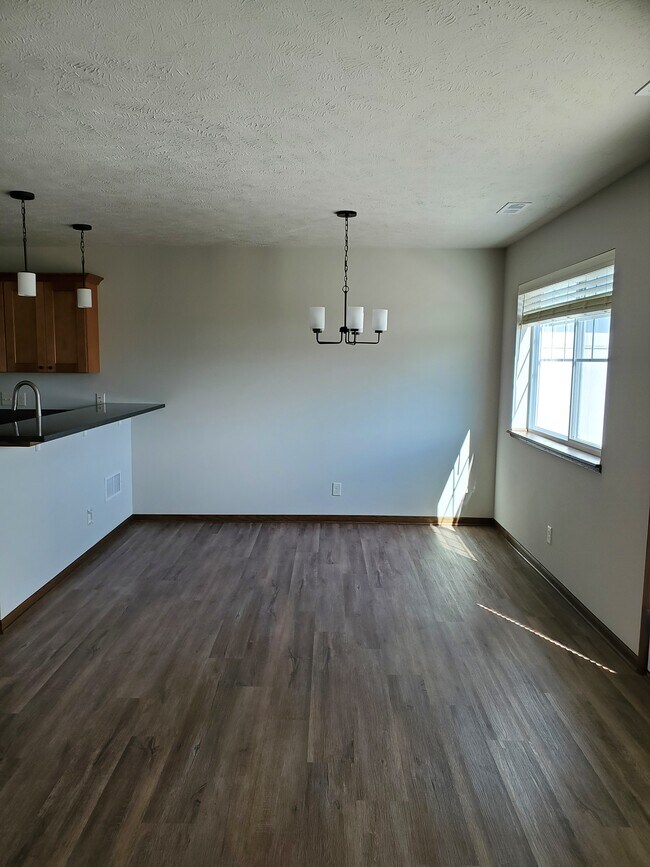 Building Photo - 859 W Desert Vis