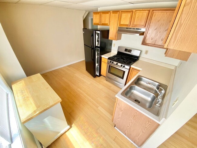 Building Photo - 3 Bedroom in Burlington w/ LAUNDRY, OFF STREET PARKING, STORAGE Available NOW!
