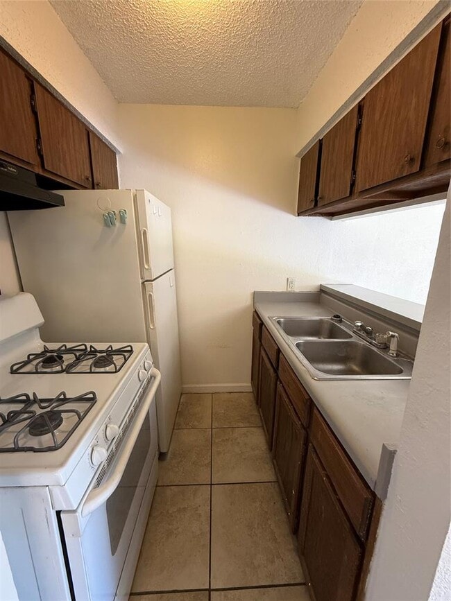 Building Photo - 2609 Ektom Dr