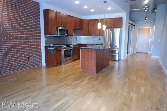 Foto del edificio - 350 N Main St